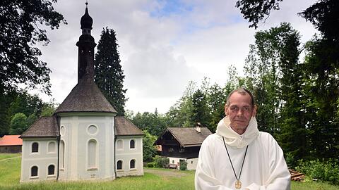 Idyllisches Plätzchen: Bruder Damian vor der Einsiedelei im Kirchwald bei Nußdorf am Inn im Inntal.
