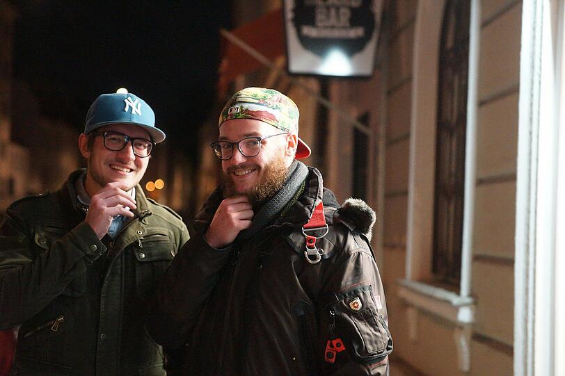 Bärtige Gäste vor der "Beard Bar". Für Rasierte liegen Anklebe-Bärte bereit. Foto: Daniel von Loeper