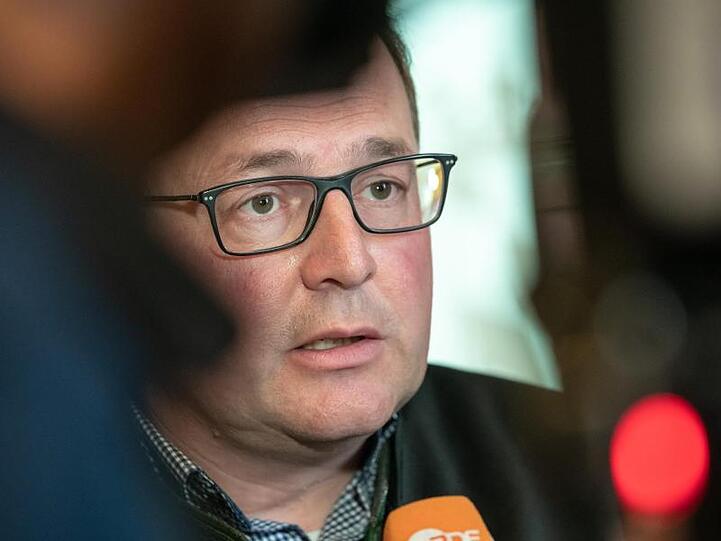 Markus Plenk (fraktionslos), ehemaliger AfD-Fraktionschef im bayerischen Landtag, vor der Presse. Foto: Peter Kneffel/dpa/Archivbild