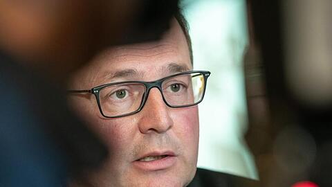 Markus Plenk (fraktionslos), ehemaliger AfD-Fraktionschef im bayerischen Landtag, vor der Presse. Foto: Peter Kneffel/dpa/Archivbild