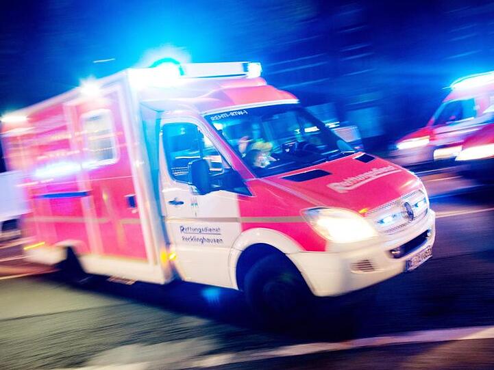 Ein Rettungswagen der Feuerwehr fährt mit Blaulicht durch eine Straße. Foto: Marcel Kusch/Archiv