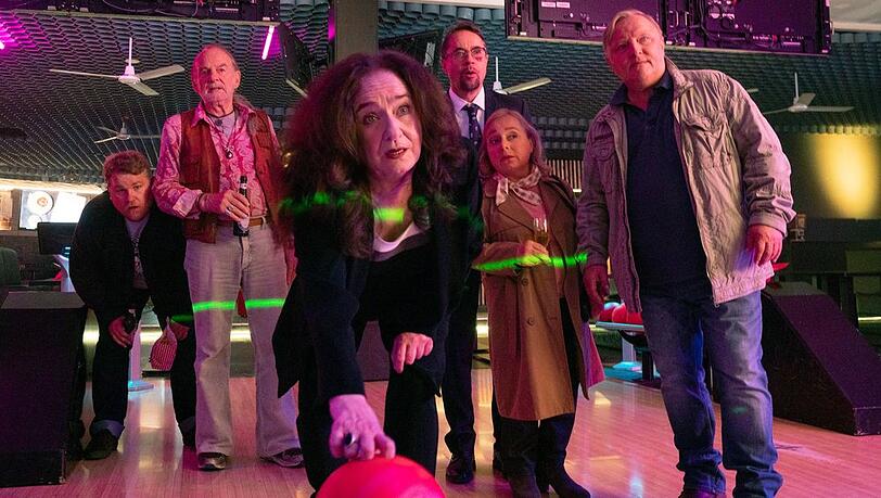 "Tatort: Propheteus": Staatsanwältin Wilhelmine Klemm (Mechthild Großmann, Mitte), Assistent Mirko Schrader (Björn Meyer), Taxler Herbert Thiel (Claus D. Clausnitzer), Prof. Boerne (Jan Josef Liefers, Mitte hinten), Silke Haller (ChrisTine Urspruch) und Kommissar Thiel (Axel Prahl, r.) "Tatort: Propheteus": Staatsanwältin Wilhelmine Klemm (Mechthild Großmann, Mitte), Assistent Mirko Schrader (Björn Meyer), Taxler Herbert Thiel (Claus D. Clausnitzer), Prof. Boerne (Jan Josef Liefers, Mitte hinten), Silke Haller (ChrisTine Urspruch) und Kommissar Thiel (Axel Prahl, r.)