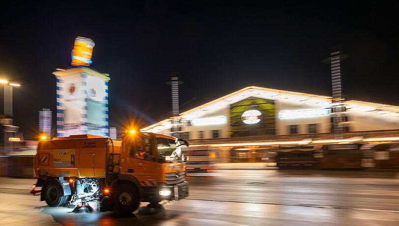Gekehrt wird nicht nur auf der Wiesn - ein Service der Stadt ist auch für die Anwohner in Nähe der Theresienwiese da. Gekehrt wird nicht nur auf der Wiesn - ein Service der Stadt ist auch für die Anwohner in Nähe der Theresienwiese da.