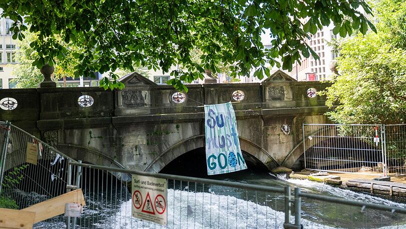 Die Ermittlungen zum Unfalltod einer Surferin auf der Münchner Eisbach-Welle sind abgeschlossen.