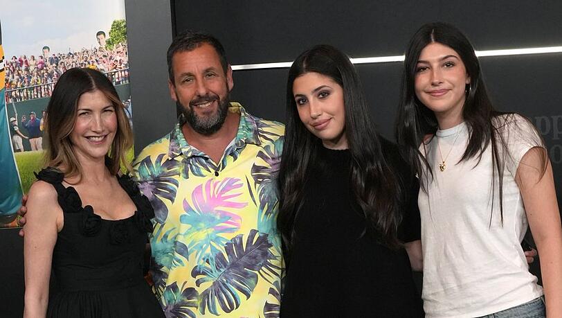 Adam Sandler posiert bei der Premierenfeier in New York mit seiner Frau Jackie sowie den Töchtern Sunny und Sadie.