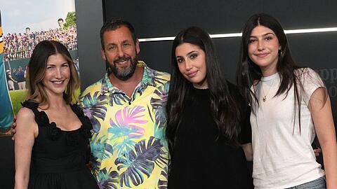 Adam Sandler posiert bei der Premierenfeier in New York mit seiner Frau Jackie sowie den Töchtern Sunny und Sadie.