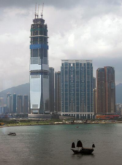 Platz 10: Das International Commerce Centre ist der mit 484 Metern und 108 Etagen höchste Wolkenkratzer in Hongkong. Das Gebäude ist Teil des Union Squares, der sich im Hongkonger Stadtteil Kowloon auf der gleichnamigen U-Bahn-Station befindet.