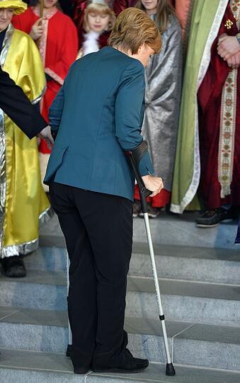 Kanzlerin Angela Merkel empfängt die Sternsinger im Kanzleramt. Sie ist nach ihrem Skiunfall auf Krücken unterwegs.