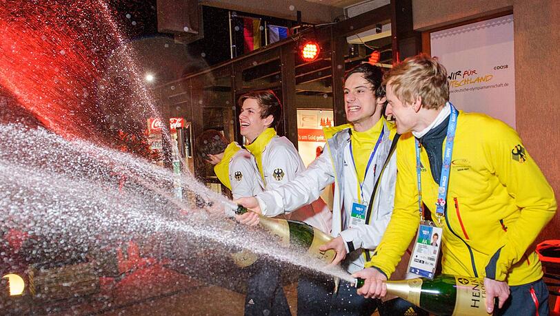 Schampus Marsch! Die deutschen Skispringer Freund, Wellinger, Kraus und Wank feiern Olympiagold im Teamspringen mit einer Champagnerdusche. Schampus Marsch! Die deutschen Skispringer Freund, Wellinger, Kraus und Wank feiern Olympiagold im Teamspringen mit einer Champagnerdusche.