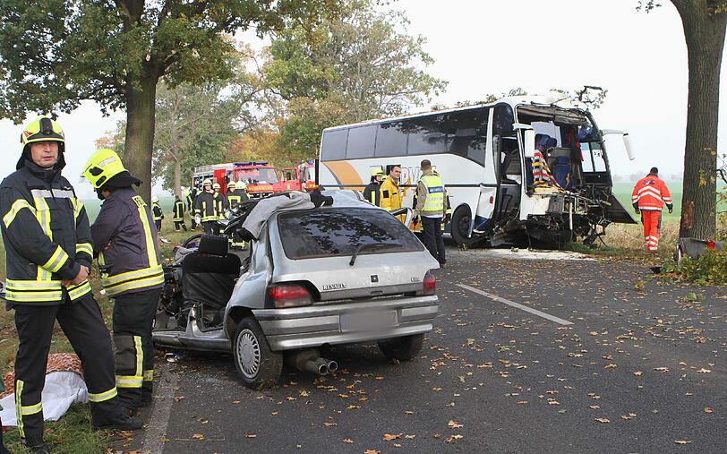 46 Touristen aus Sachsen-Anhalt waren auf einer Einkaufsfahrt ins polnische Pomellen, als der Unfall passierte. Die beiden Fahrer der Fahrzeuge kamen bei dem Crash ums Leben.