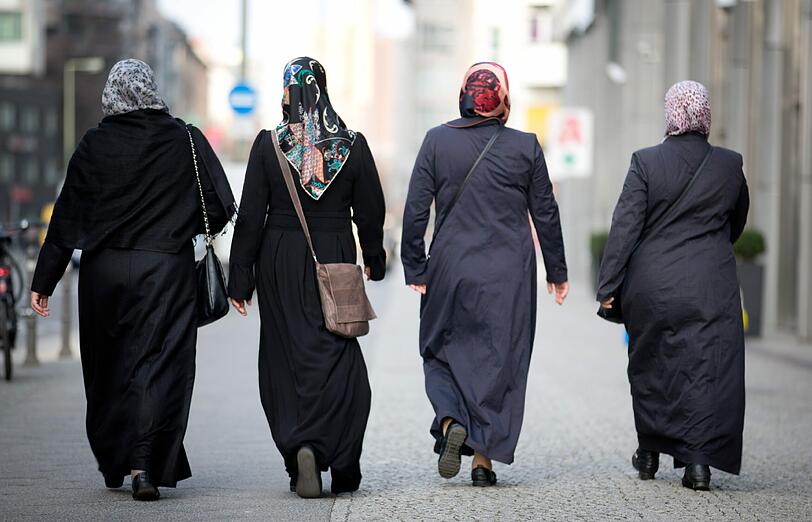 Frauen mit Kopftüchern zieren hierzulande längst das Straßenbild.
