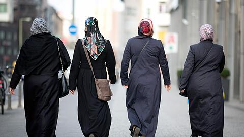 Frauen mit Kopftüchern zieren hierzulande längst das Straßenbild.