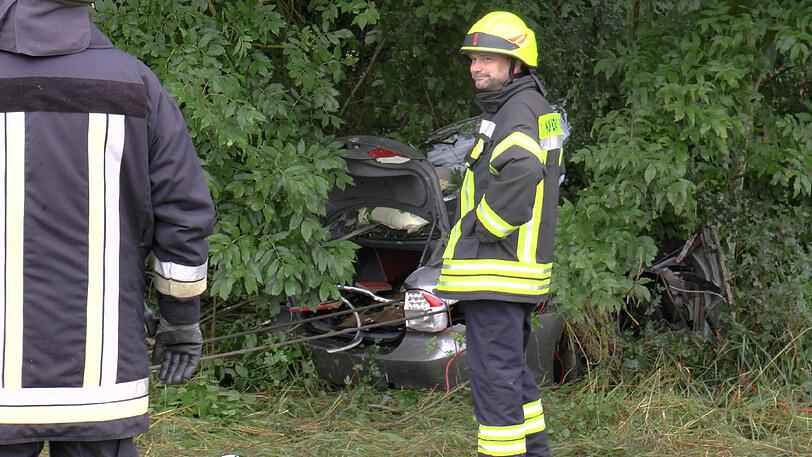 Wie durch ein Wunder hat der 21-jährige Fahrer überlebt. Die Bilder des Horror-Unfalls.