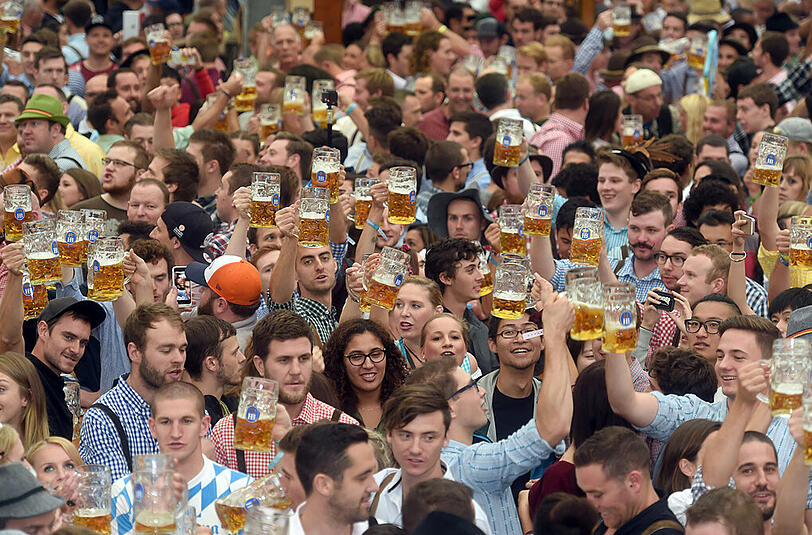 Oans, zwoa, gsuffa: Am Samstagnachmittag herrscht Wiesn-Hochstimmung im Hofbräuzelt.