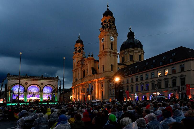 Der Odeonsplatz kurz nach dem Platzregen, der den Konzertbeginn verzögerte.