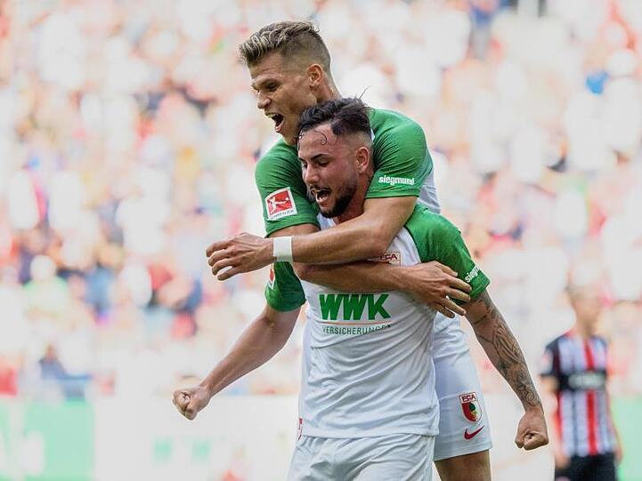 Augsburgs Torschütze Marco Richter (v) und Florian Niederlechner jubeln über den Treffer zum 1:0.
