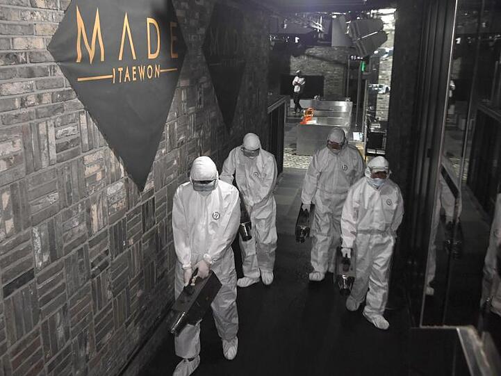 Mitarbeiter der Gesundheitsbehörde desinfizieren das Innere von MADE, einem großen Club im internationalen Touristenbezirk Itaewon in Seoul.