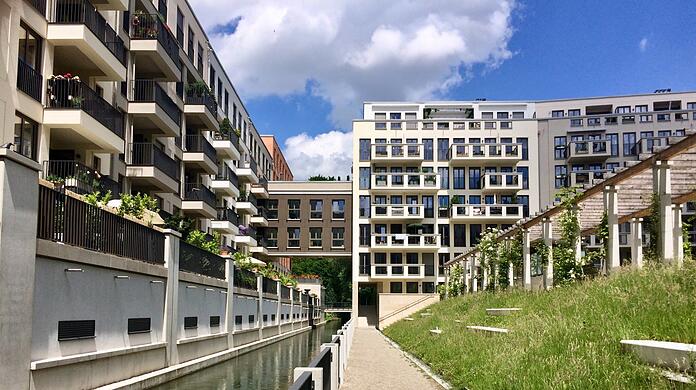 Grün - und mit Wasser: ein sommerlicher Blick in den Rodenstock-Innenhof.