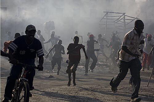 Hungerrevolten in Haiti: Diese Menschen haben gerade einen Markt in Port-au-Prince geplündert, nachdem die Lebensmittelpreise für viele unbezahlbar wurden.