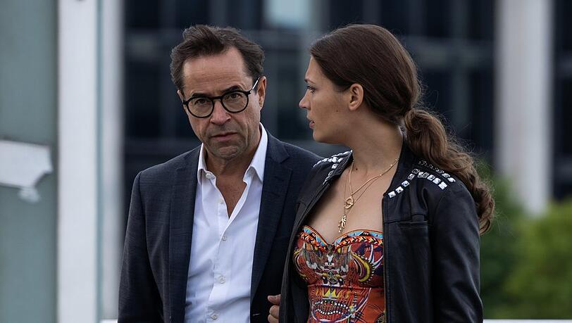 "Requiem für einen Freund": Anwalt Vernau (Jan Josef Liefers) befragt Tatjana Wolgast (Irina Potapenko).