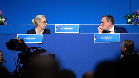 Die AfD-Bundesvorsitzenden Alice Weidel und Tino Chrupalla beim Bundesparteitag der AfD in der Grugahalle in Essen.