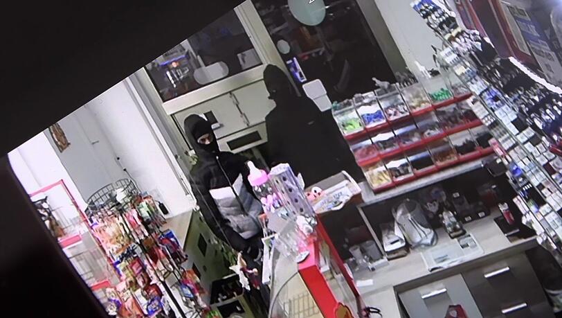 Der Kioskbesitzer sperrte die zwei mit einem Messer bewaffneten Räuber ein.