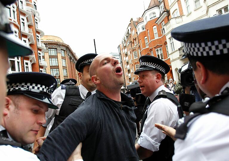 an der Botschaft von Ecuador: Tumulte in London um Julian Assange