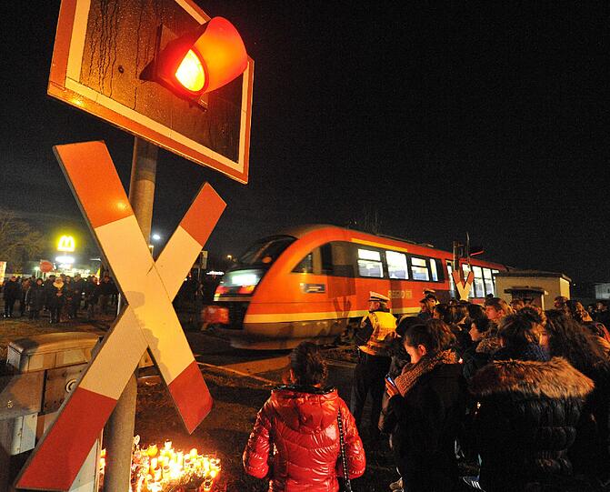 An diesem Bahnübergang sind zwei junge Mädchen ums Leben gekommen.