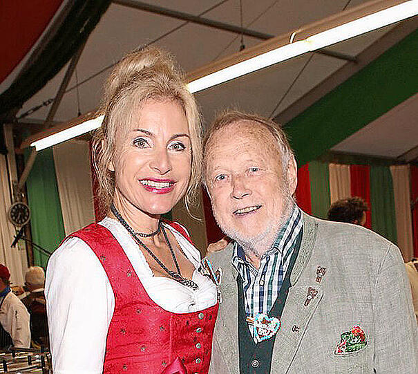 Joseph Vilsmaier mit Freundin Birgit Muth beim BMW Armbrustschießen.