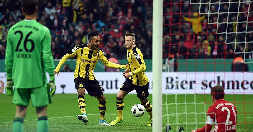 So war's zuletzt im DFB-Pokal: Borussia Dortmund gewinnt im April das Halbfinale gegen den FC Bayern in München. Im Bild jubeln Dortmunds Torschütze Marco Reus (M,r) und Pierre-Emerick Aubameyang (M,l).