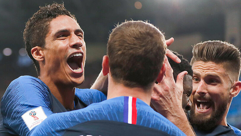Die Spieler aus Frankreich bejubeln das Tor zum 1:0 durch Frankreichs Samuel Umtiti. Die Spieler aus Frankreich bejubeln das Tor zum 1:0 durch Frankreichs Samuel Umtiti.