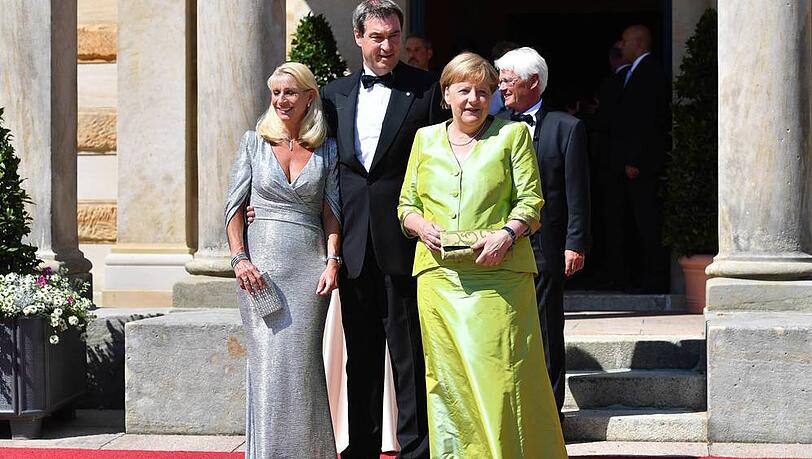Angela Merkel (rechts) mit Markus Söder und seiner Ehefrau Karin vor dem Bayreuther Festspielhaus Angela Merkel (rechts) mit Markus Söder und seiner Ehefrau Karin vor dem Bayreuther Festspielhaus