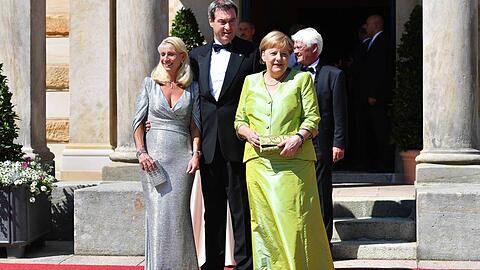 Angela Merkel (rechts) mit Markus Söder und seiner Ehefrau Karin vor dem Bayreuther Festspielhaus