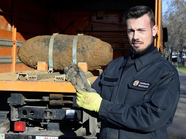 Ein Mitarbeiter des Kampfmittelbeseitigungsdienst präsentiert den Zünder der entschärften Weltkriegsbombe.