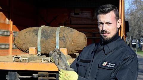 Ein Mitarbeiter des Kampfmittelbeseitigungsdienst präsentiert den Zünder der entschärften Weltkriegsbombe.