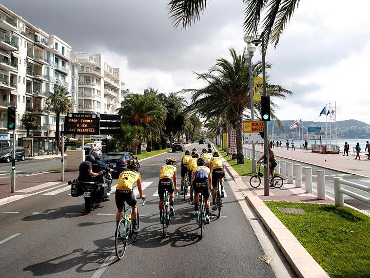 Kurz vor dem Tour-Start in Nizza wurden die Corona-Maßnahmen für die Teams verstärkt.