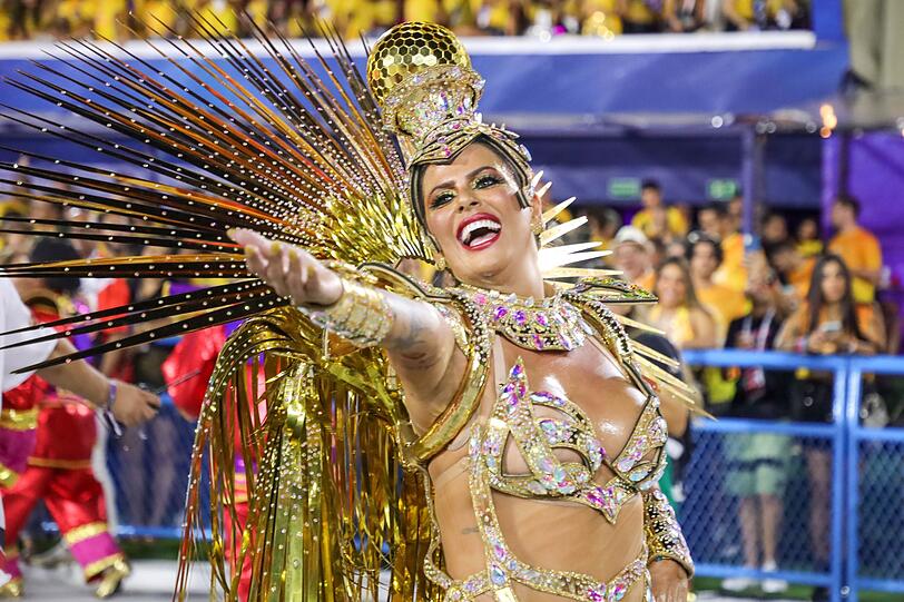 Komplett in Gold: Jaqueline Maia von der Sambaschule Estacio de Sa tritt während der Karnevalsparade auf.