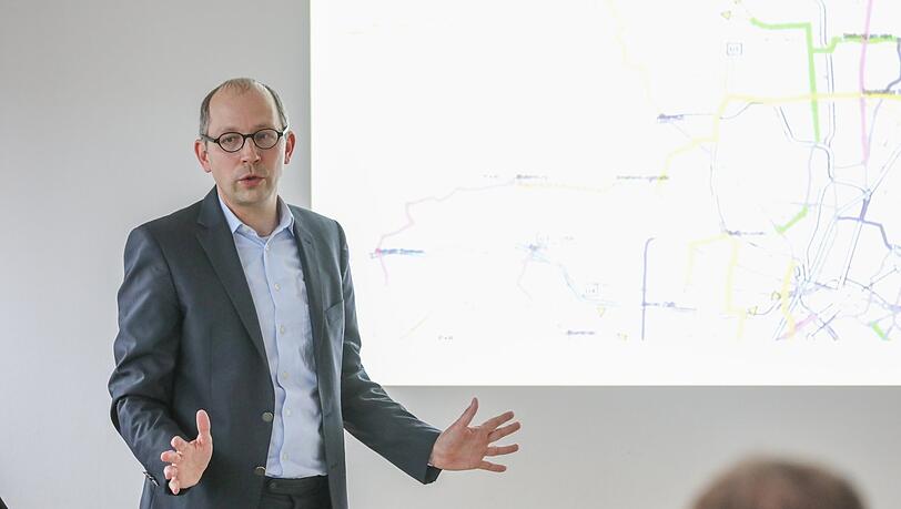 Der Verkehrsexperte der SPD-Fraktion Nikolaus Gradl erklärt bei einem Abendtermin, warum seine Partei an den Tunnelplänen festhält. Der Verkehrsexperte der SPD-Fraktion Nikolaus Gradl erklärt bei einem Abendtermin, warum seine Partei an den Tunnelplänen festhält.