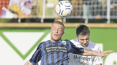 Bedeutungsloser Kick als Kopfsache: Daniel Adlung (links) und seinen Fürthern wollte in Osnabrück partout nichts gelingen. Foto: Gentsch/dpa