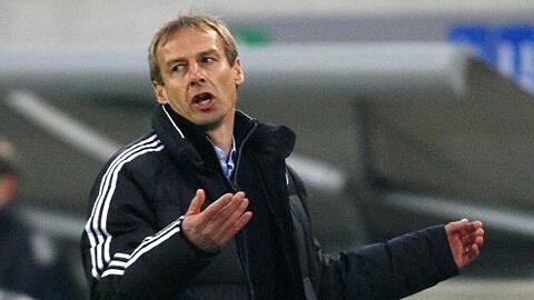 Die Zeit läuft - gegen Trainer Jürgen Klinsmann.