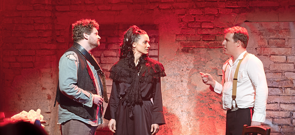 David Lindermeier (links), Maria Helgath und Dominik Am Zehnhoff-S&ouml;ns in der Musical-Eigenproduktion &bdquo;Sissi - so nah wie nie&ldquo; des Hoftheaters im Sendlinger Stemmerhof.