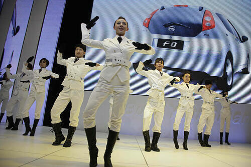 Traumballett: Tänzerinnen peppen den Stand des Autobauers BYD (&bdquo;Build Your Dreams&ldquo;) auf der Auto China optisch auf.