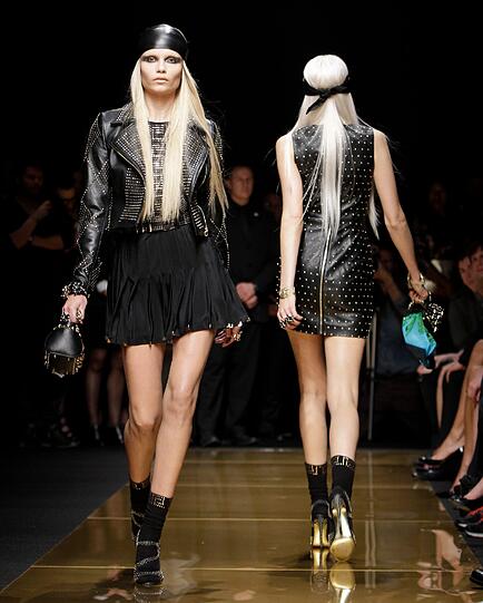 Leder, Nieten und knallige Farben dominieren die "Versace for H&M" Kollektion für Frauen und Männer.
