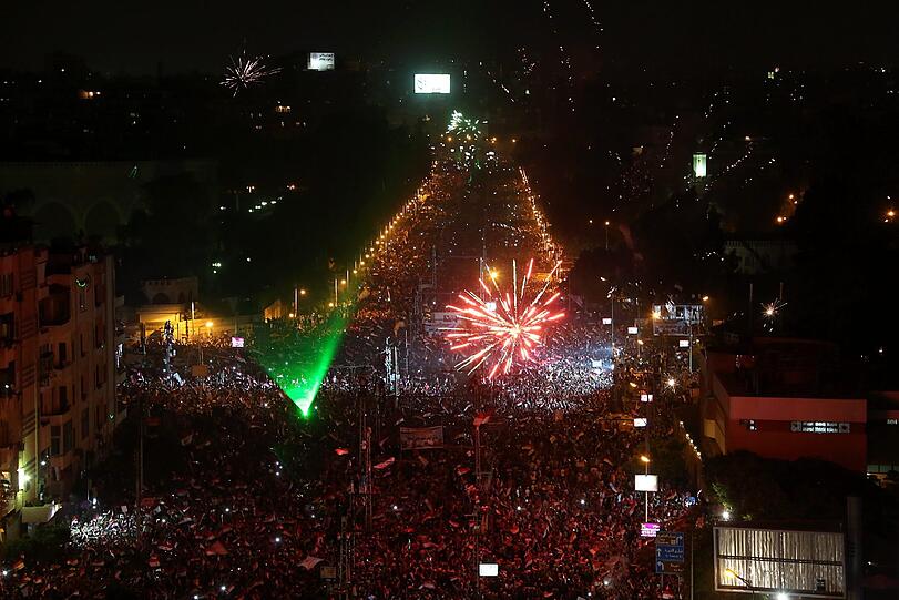 Ausnahmezustand am auf dem Tahrir-Platz in Kairo. Millionen Menschen feiern die Absetzung von Mohammed Mursi durch das ägyptische Militär.