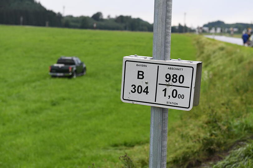 Bilder vom Verkehrsunfall auf der B304: Der Anhänger wurde so stark beschädigt, dass die Kühe entkommen konnten. Die Polizei musste ein Tier erschießen.