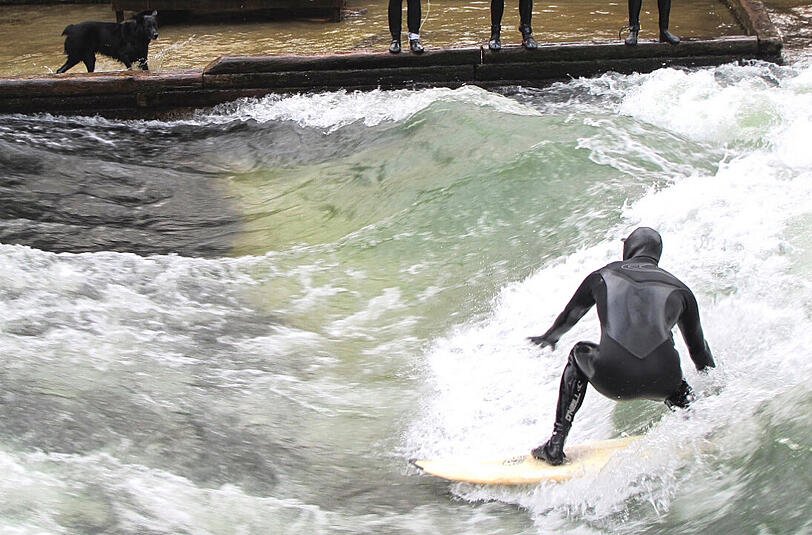 Surfen im Münchner Eisbach, der seinem Namen was die Temperaturen am Donnerstagmorgen angeht, alle Ehre macht. (Archivbild)