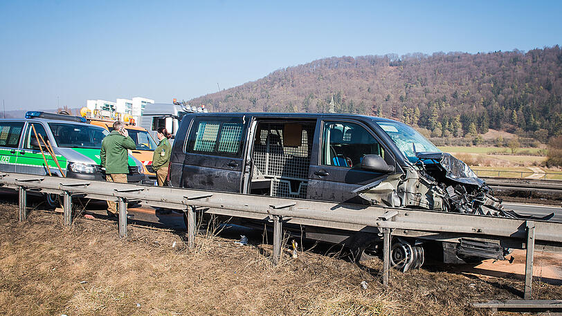 Der Gefangenentransporter kollidierte mit einem Lkw, alle acht Insassen werden teils schwer verletzt.