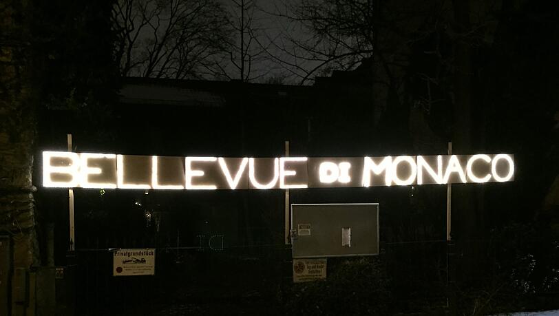 Das Schild ist in der Müllerstraße schon angebracht und beleuchtet; bald soll hier eine Begegnungsstätte für Flüchtlinge und Anwohner entstehen. Das Schild ist in der Müllerstraße schon angebracht und beleuchtet; bald soll hier eine Begegnungsstätte für Flüchtlinge und Anwohner entstehen.