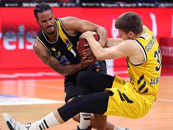 Nick Weiler-Babb (l) kämpft um den Ball. Foto: Adam Pretty/Getty Images Europe/Pool/dpa/Archivbild