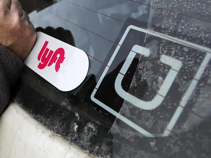 Haben Streit um den rechtlichen Status von Fahrern: die Fahrdienst-Vermittler Uber und Lyft.